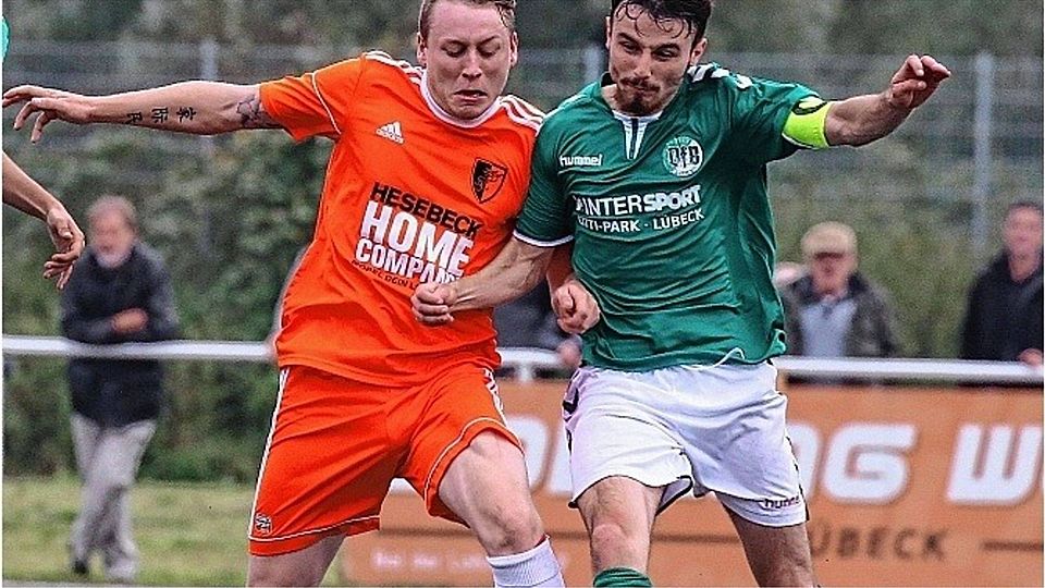 Eine Fußspitze voraus: Der Lübecker Hayri Akcasu (rechts) ist vor Kisdorfs Marcel Boldt am Ball. Foto: Jürgensen