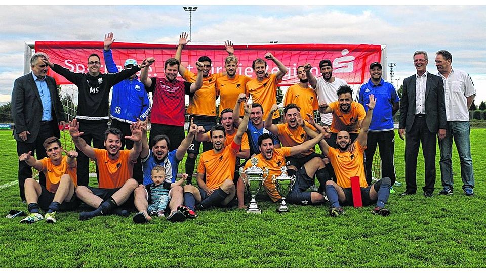 Verdienter Stadtmeister: Fortuna Weisweiler besiegte gestern im Endspiel Rhenania Eschweiler und sichert sich den Titel. Im Vorjahr hatte die Mannschaft das Endspiel noch verloren. Fotos: Andreas Röchter, Tobias Röber