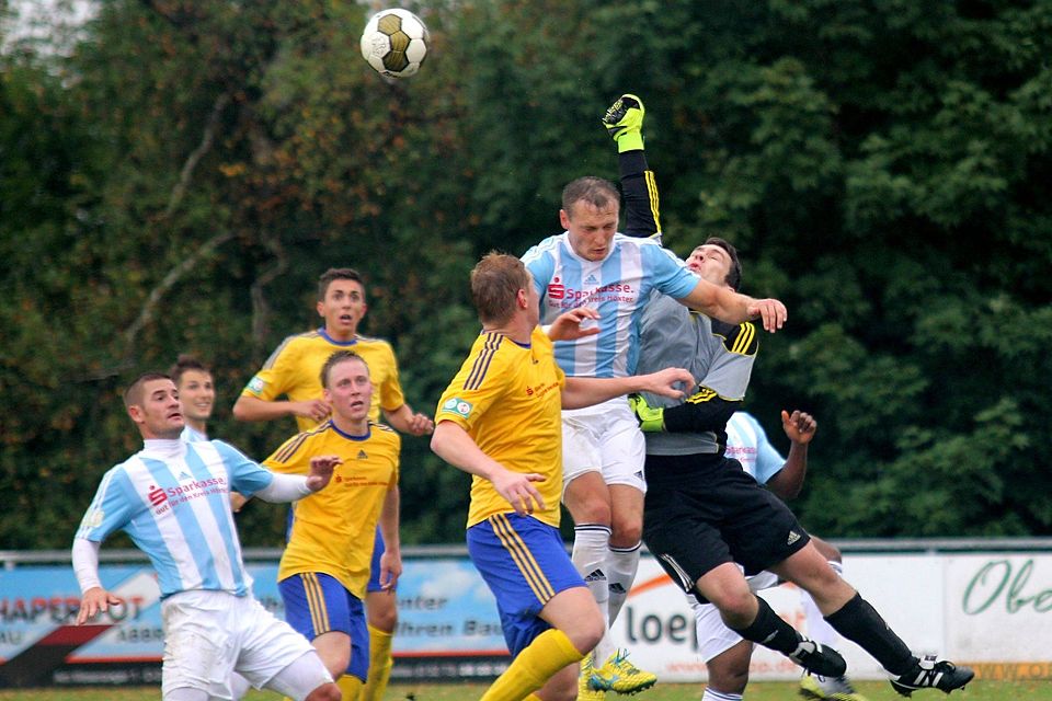 Wenn der FC Blau-Weiß Weser auf den SV Dringenberg trifft, dann ist ein Duell zweier technisch guter Mannschaften auf Augenhöhe zu erwarten. Im ersten Saisonspiel rettete SVD-Torwart Dirk Schönfeld mit einer Hand gegen Wesers Toptorjäger Viktor Schmidt. Das Spiel gewann der SVD mit 3:2.