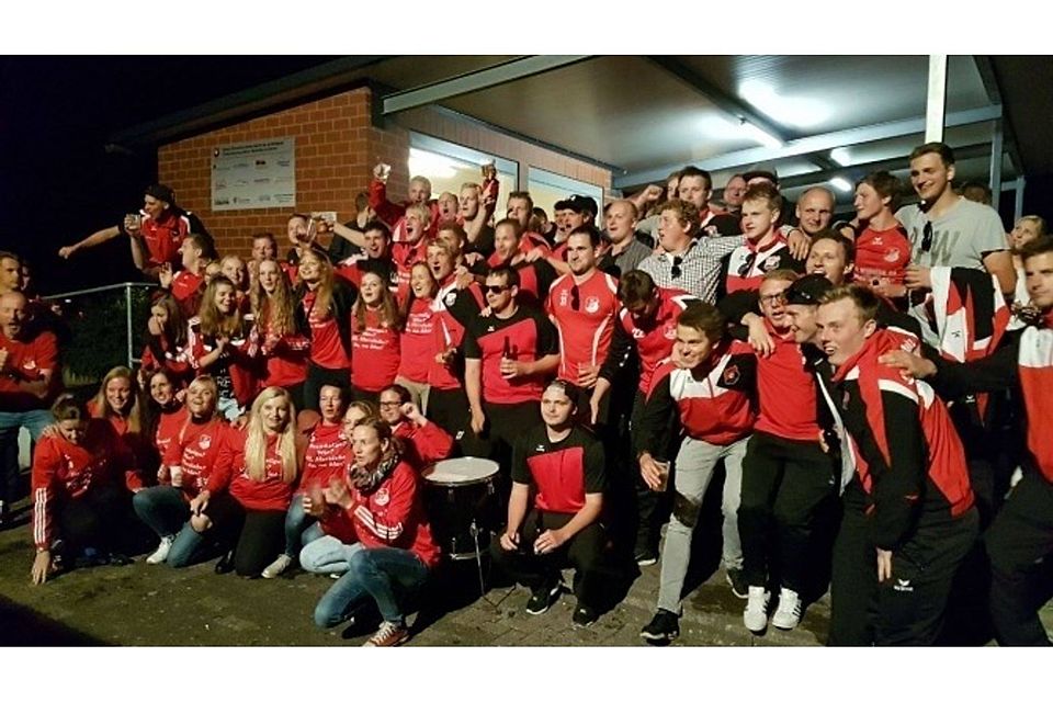 Drei Herzlaker Mannschaften feiern ihren Aufstieg. Große Party im Hasetalstadion. Fotos: VfL Herzlake.