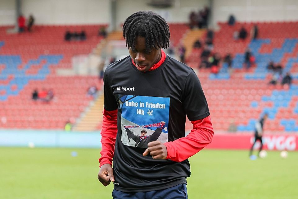 Gibson Adu beim Aufwärmen vor dem Heimspiel gegen Hannover II.