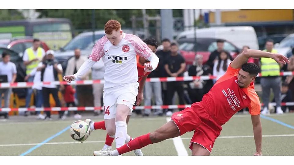 Mehmet Pektas (r.) von Türk Ata/Türkgücü Wetzar versucht, Ciaran Jean-Georges Schmitt von Türkiyemspor Gießen den Ball abzuluchsen. © Steffen Bär