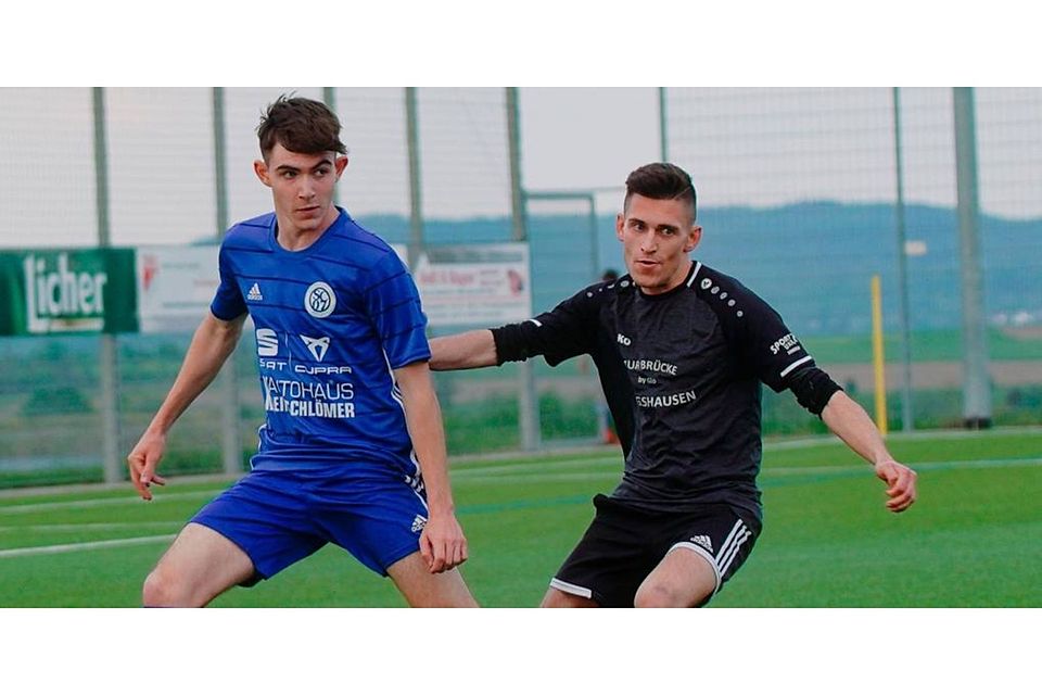 Kampf um den Ball im Spitzenspiel: Kevin Gilbert (l.) vom SC Münchholzhausen/Dutenhofen gegen Maximilian Wassmuth von der SG Ehringshausen/Dillheim. Foto: PeB 