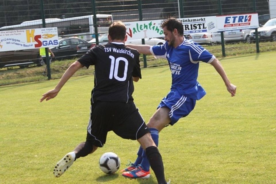 Andreas Müller (r.) erzielte für den TSV Langquaid zumindest den Ehrentreffer gegen Waldkirchen.  Foto: Roloff