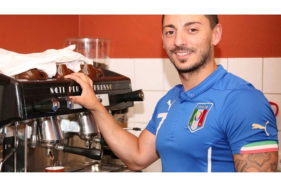 Feinsten Espresso gibt es selbstverständlich auch in der Pizzeria Napoli von Antonio Caruso. Einen besonders starken hat er wohl selbst getrunken – und zwar nach dem Aus seiner Squadra Azzurra in der WM-Relegation. Foto: Albrecht
