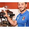 Feinsten Espresso gibt es selbstverständlich auch in der Pizzeria Napoli von Antonio Caruso. Einen besonders starken hat er wohl selbst getrunken – und zwar nach dem Aus seiner Squadra Azzurra in der WM-Relegation. Foto: Albrecht