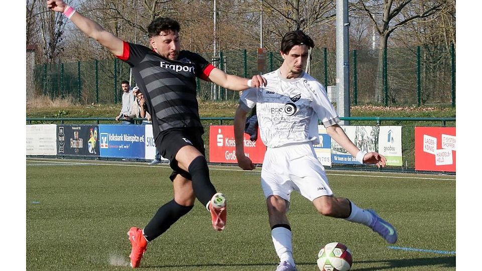 SKG Bauschheim und Genclerbirligi Bischofsheim begegneten sich spielerisch auf Augenhöhe, wenngleich das Team um Gencler-Spieler Muhammed Ali Dirican (links), hier im Duell mit Arif Uenverdi von der SKG, am Ende die Nase vorn hatte.	Foto: André Dziemballa