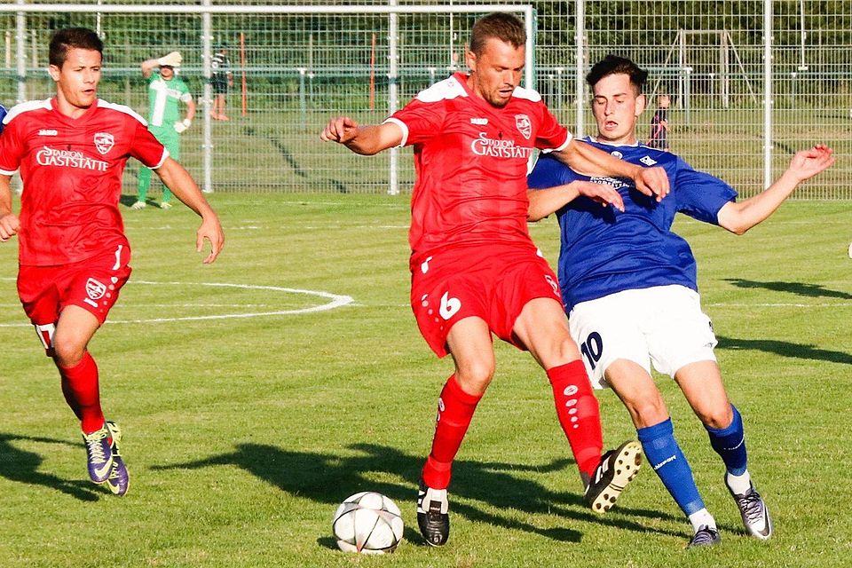 Im Landesliga-Derby  kämpfen Eislingens Torschütze Moritz Gutmann (r.) und Davor Kraljevic um den Ball. Foto: Cornelius Nickisch