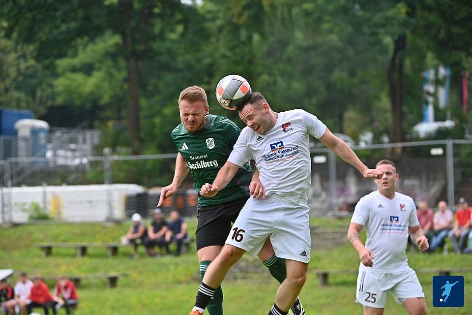 Nachdem Hutthurm schnell in Führung ging, drehten die Mauther die Partie noch vor dem Halbzeitpfiff - und sicherten sich am Ende mit einem 4:2-Auswärtssieg wertvolle Punkte für den Gang an die Tabellenspitze. Nachdem Hutthurm schnell in Führung ging, drehten die Mauther die Partie noch vor dem Halbzeitpfiff - und sicherten sich am Ende mit einem 4:2-Auswärtssieg wertvolle Punkte für den Gang an die Tabellenspitze.