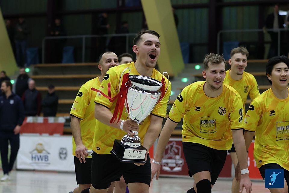Der Offensivcup 2026 ging an den FC Eddersheim. Hier mit dem Pokal in der Hand: Jonas Kummer Der Offensivcup 2026 ging an den FC Eddersheim. Hier mit dem Pokal in der Hand: Jonas Kummer