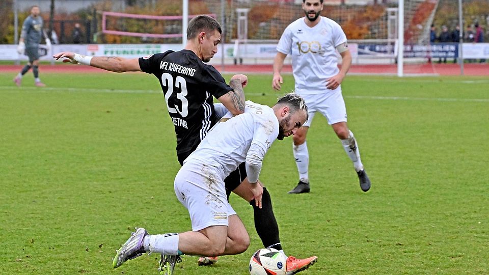 Kein Vorbeikommen: Fabio Gottwald wird vom Kauferinger Doppeltorschützen Manuel Detmar energisch gebremst.