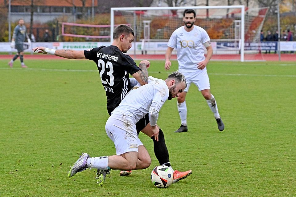 Kein Vorbeikommen: Fabio Gottwald wird vom Kauferinger Doppeltorschützen Manuel Detmar energisch gebremst. Kein Vorbeikommen: Fabio Gottwald wird vom Kauferinger Doppeltorschützen Manuel Detmar energisch gebremst.