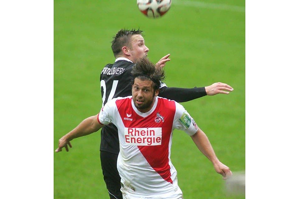 Marius Laux (vorn) erzielt gegen Wattenscheid das 2:1 für den FC.