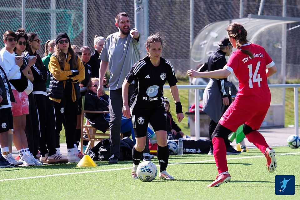 Coach Holger Hanas zeigt an, wo es in die Kreisklasse geht.