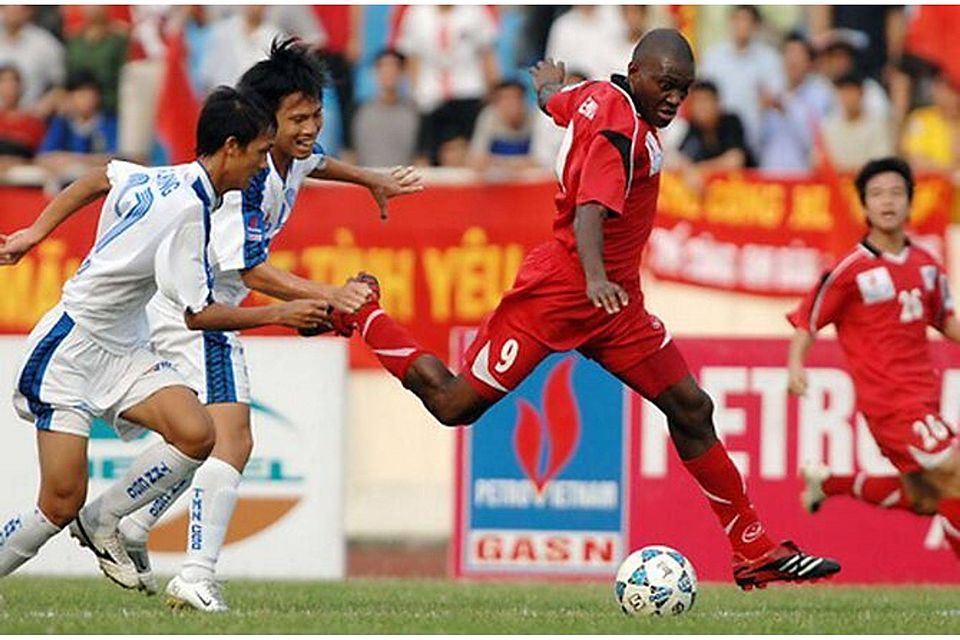 Francois Endene (r.) war zuletzt für den vietnamesischen Erstligisten Can Tho F.C. aktiv