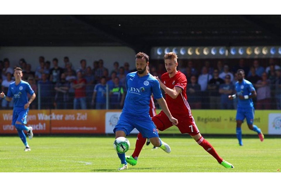 Nordhausen (in blau und Halberstadt trennten sich 1:1-Unentschieden.    (F. Sportfotos Nordhausen)