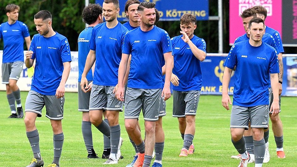 Die SpVgg SV Weiden um Zeitler, Kapitän Göhlert, Rodler und Bytomski (vordere Reihe von links) ist zurück auf der Bühne Bayernliga.