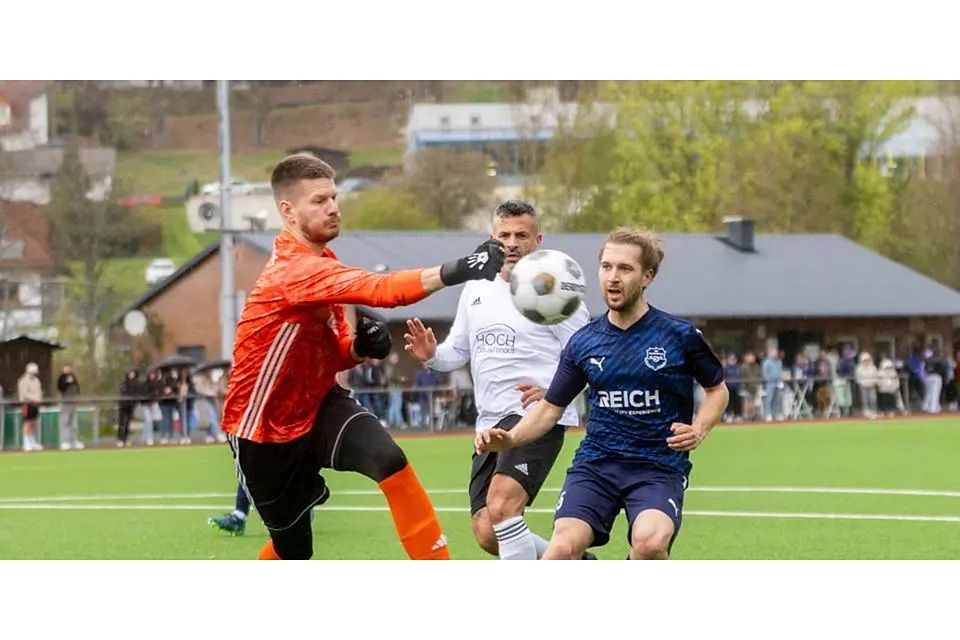 Schröcks Keeper Daniel Wagner klärt vor Valtentin Scheld (SG Eschenburg). © Lars Hinter