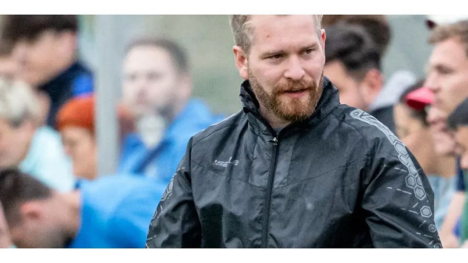 Kann nicht zufrieden sein: Lukas Ferst, Trainer des Fußball-Gruppenligisten SC Waldgirmes U23, nach der Niederlage gegen Türk Ata Spor Wetzlar. (Archivfoto) © Jenniver Röczey