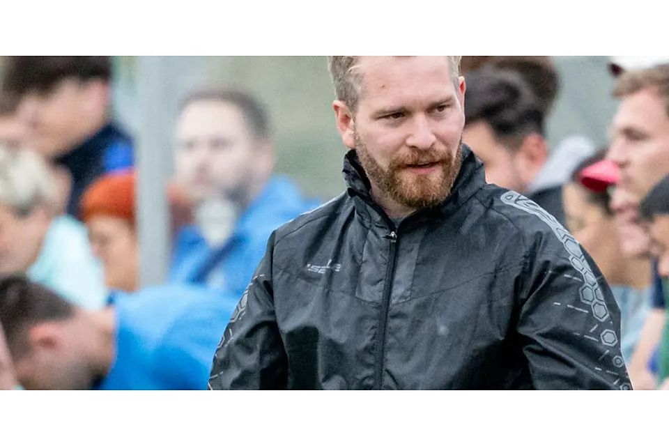 Kann nicht zufrieden sein: Lukas Ferst, Trainer des Fußball-Gruppenligisten SC Waldgirmes U23, nach der Niederlage gegen Türk Ata Spor Wetzlar. (Archivfoto) © Jenniver Röczey