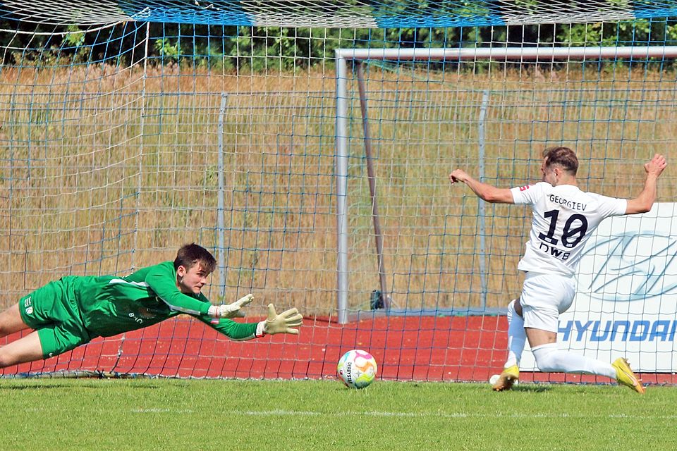 Ein Tor fehlt: Hauchdünn rutschte der MSV Neuruppin am Klassenerhalt mit dem 2:2 gegen Hansa Rostock II vorbei. Nun beginnt das Zittern, weil am Verbleib des MSV die Schicksale anderer Vereine hängen.
