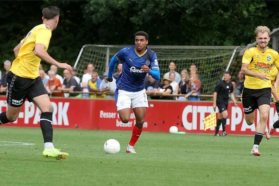 Ikem Ugoh (Holstein Kiel II) hatte dem Spiel in Todesfelde die aus Kieler Sicht richtige Richtung geben können. Foto aus dem Hinspiel.