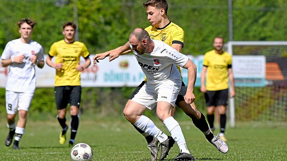Florian Pfaffl (links) und die SpVgg Westheim setzten sich gegen Julian Dreßler und den TSV Diedorf durch.
