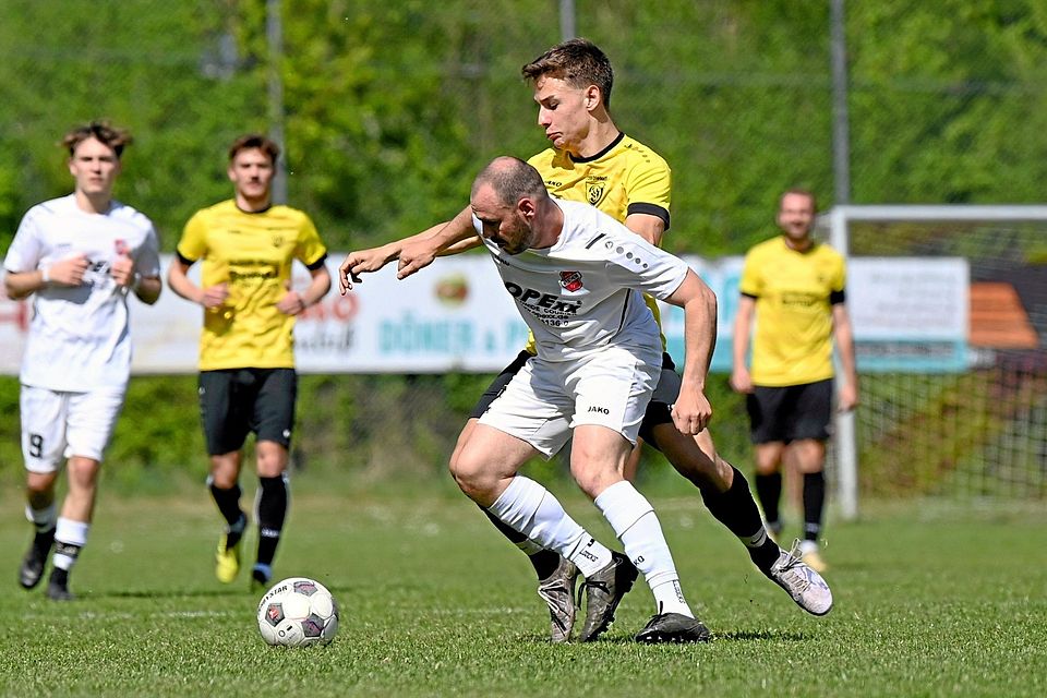 Florian Pfaffl (links) und die SpVgg Westheim setzten sich gegen Julian Dreßler und den TSV Diedorf durch.