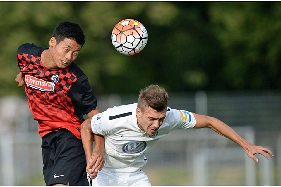 In dieser Szene ist der Sportclub obenauf: Der Freiburger Kosuke Kinoshita (links) gewinnt das Kopfballduell gegen Frederic Brill (Hessen Kassel). | Foto: Patrick Seeger