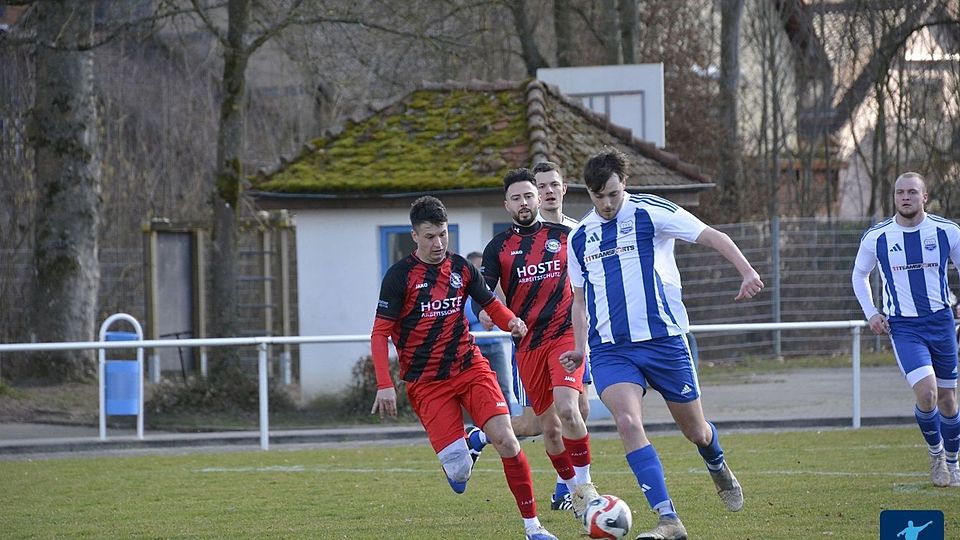 Helmstadts Zweite (blau-weiß) hat in der Rückrunde mit dem Sieg gegen Siegelsbach bereits für eine große Überraschung gesorgt.