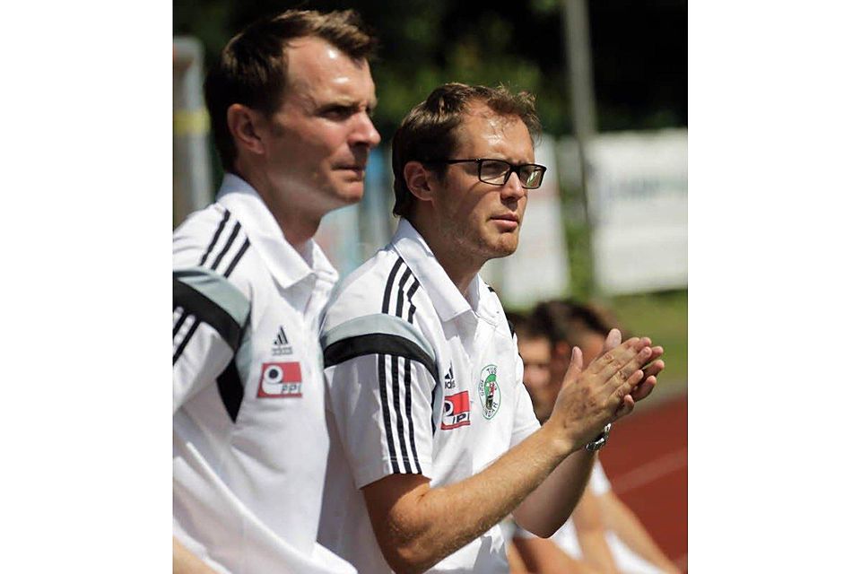 Chef-Trainer Timo Diehl (rechts) und sein Co-Trainer Linke zeichnen seit dieser Saison gemeinsam für den Fußball-Landesligisten TuS Lindlar verantwortlich., Foto: ?Luhr