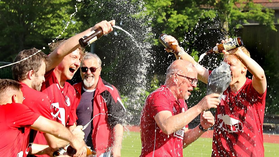 Bierdusche für Trainer Frank Vanselow vom SV Langenbach.