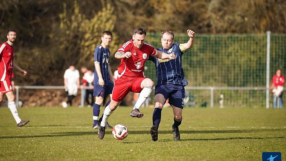 Die Hürde TuS Hackenheim II konnte der VfL Simmertal nicht überspringen. Hier im Duell: Die beiden Kapitäne Tim Hein (links, VfL) und Nico Schmidt (rechts, TuS). 