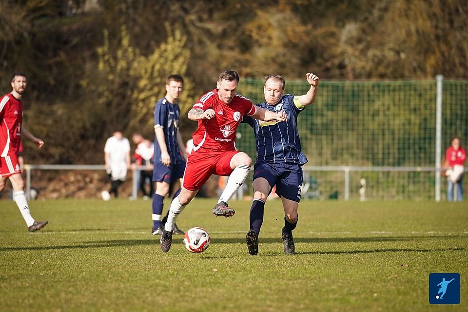Die Hürde TuS Hackenheim II konnte der VfL Simmertal nicht überspringen. Hier im Duell: Die beiden Kapitäne Tim Hein (links, VfL) und Nico Schmidt (rechts, TuS). 