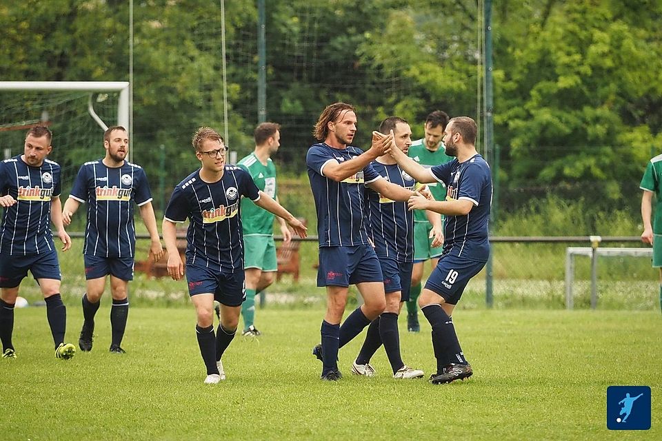 Die zweite Mannschaft des TuS Hackenheim (blau) feiert den Klassenerhalt.