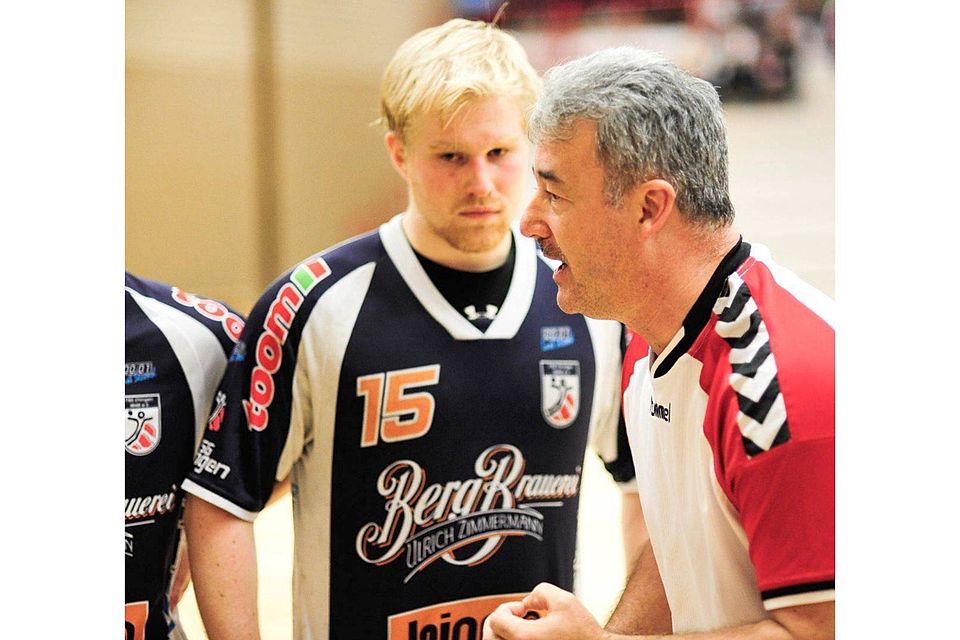 Trainer Werner Pointinger hat seine Spieler von Handball-Bezirksligist TSG Ehingen während Auszeiten gegen Ravensburg immer wieder daran erinnert, wie er sich die Spielzüge vorstellt. Umgesetzt haben die Spieler von der Taktik wenig. Zum Sieg reichte es aber dennoch.  SZ-Foto: mas