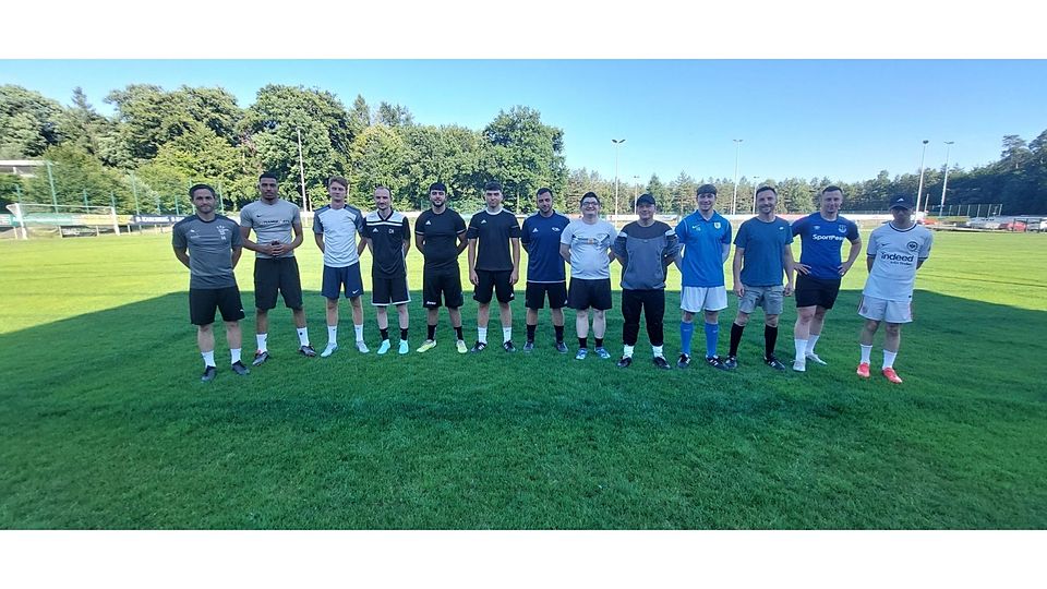 Die neue zweite Mannschaft des FSV Jägersburg mit Trainer Julian Fricker (links)