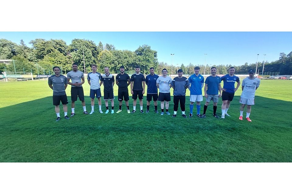 Die neue zweite Mannschaft des FSV Jägersburg mit Trainer Julian Fricker (links)