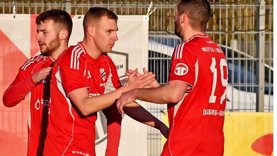 Sieggarant: Der Luxemburger Jonny Bisschops (Mitte) traf im Arzfelder Spiel gegen Wissen gleich zwei Mal und hatte so entscheidenden Anteil am Isleker 3:2-Erfolg.