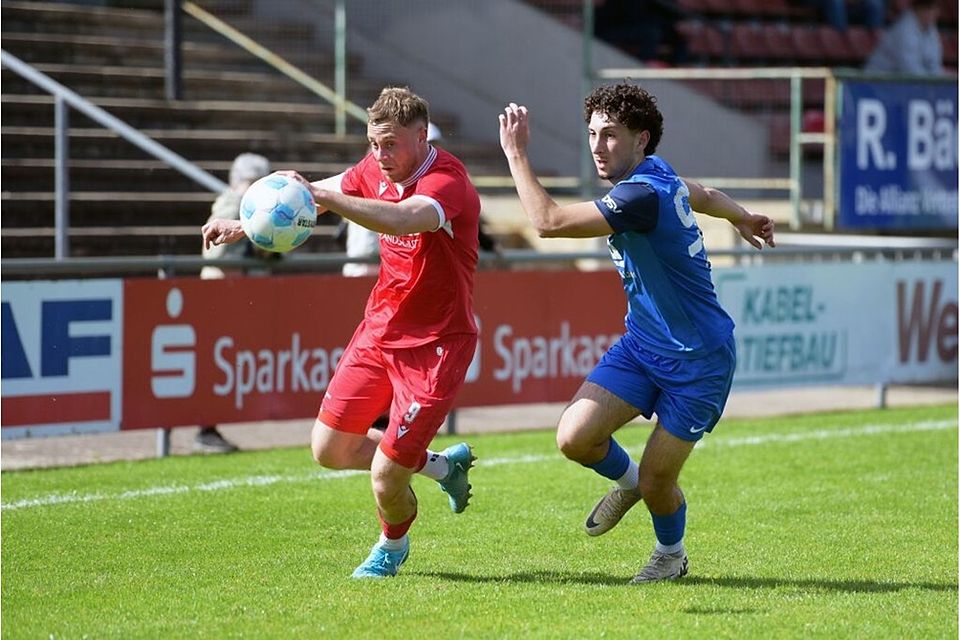 Zweikampf zwischen dem Offenburger Lucas Martini (links) und dem Lahrer Artin Lasu Zweikampf zwischen dem Offenburger Lucas Martini (links) und dem Lahrer Artin Lasu