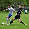 Im Verfolgerduell ging es zur Sache: Santiago Fischer von der SG Prechtal/Oberprechtal (dunkles Trikot) attackiert hier den ballführenden Simonswälder Manuel Kiefer.