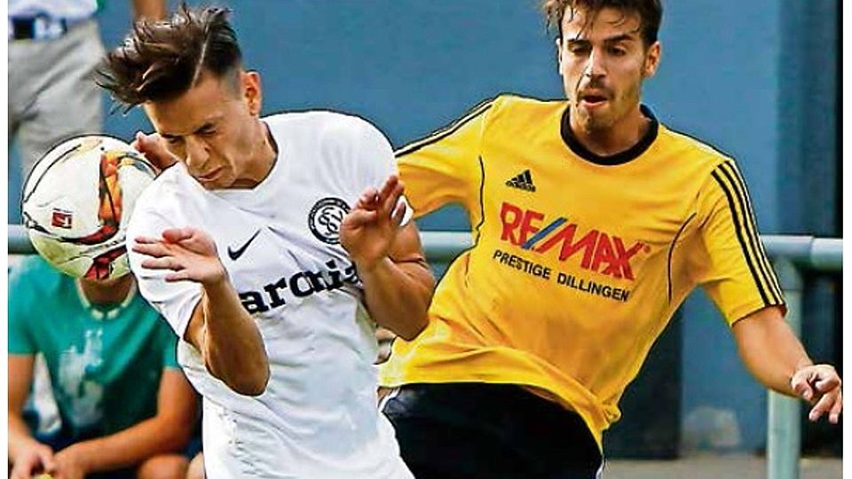 Noch vor der Pause drehte der VfB, hier Hassan Srour (rechts) gegen den Elversberger Gianluca Lo Scrudato, ein turbulentes 1:2 in eine 3:2-Führung - und legte dann in Hälfte Zwei nochmal ordentlich nach. Foto: Britz