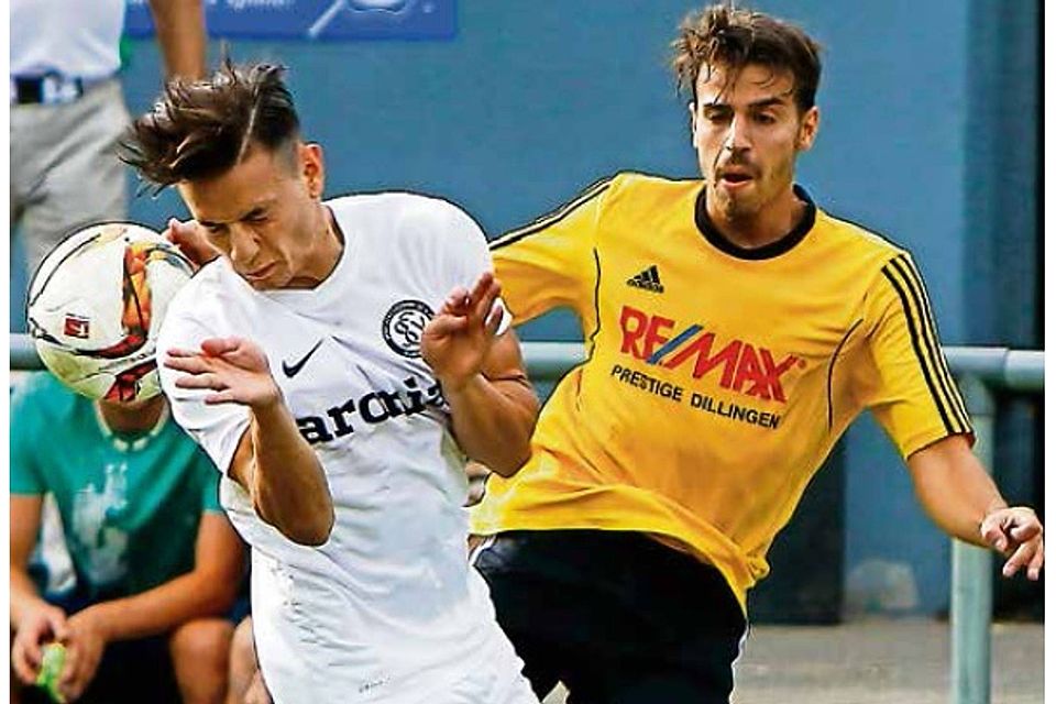 Noch vor der Pause drehte der VfB, hier Hassan Srour (rechts) gegen den Elversberger Gianluca Lo Scrudato, ein turbulentes 1:2 in eine 3:2-Führung - und legte dann in Hälfte Zwei nochmal ordentlich nach. Foto: Britz