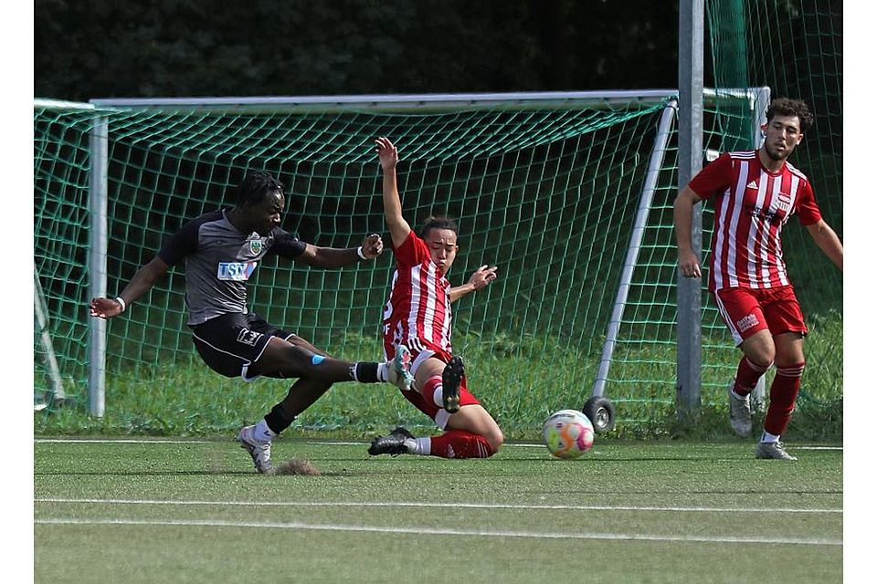 Traf in der vergangenen Saison in der Landesliga starke 29 Mal: der Wormser Gradi Nkunga beim Torschuss.	Foto: Dirigo/pakalski-press