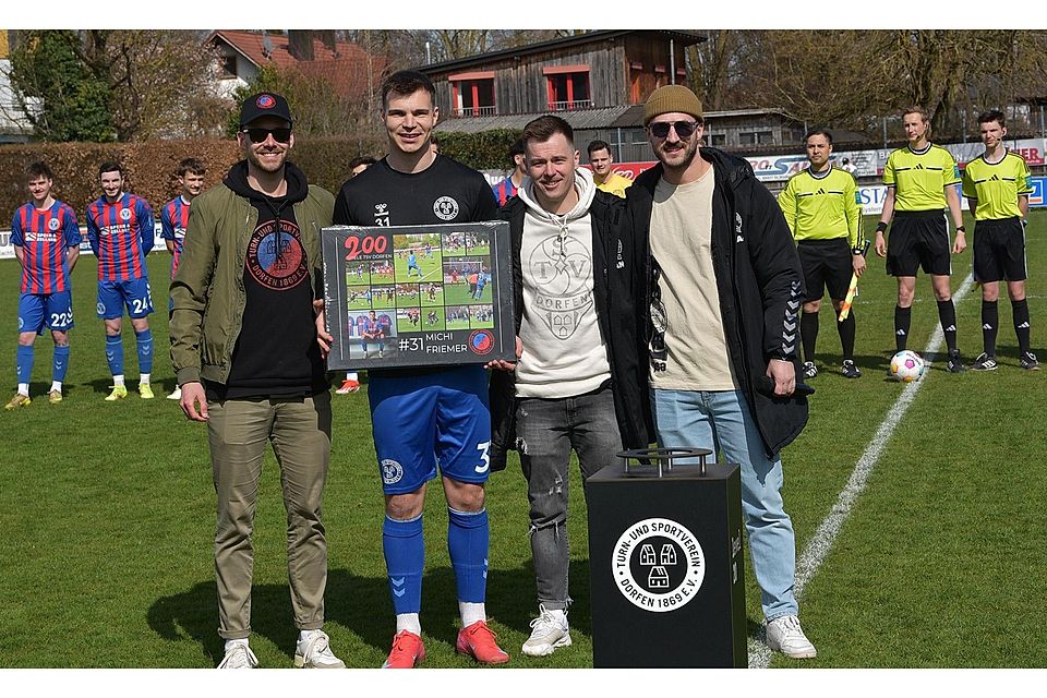 Michael Friemer wurde für sein 200. Spiel für den TSV Dorfen (letzte Woche in Peterskirchen) geehrt (kam in der Erstem nur ganz kurz zum Einsatz). Wetzel: Danke ...
v.l.: 3. Abteilungsleiter Tobi Fietz, TSV Stürmer Michael Friemer, 2. Abteilungsleiter Benedikt Hönninger, Abteilungsleiter Markus Wetzel.
