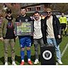 Michael Friemer wurde für sein 200. Spiel für den TSV Dorfen (letzte Woche in Peterskirchen) geehrt (kam in der Erstem nur ganz kurz zum Einsatz). Wetzel: Danke ...
v.l.: 3. Abteilungsleiter Tobi Fietz, TSV Stürmer Michael Friemer, 2. Abteilungsleiter Benedikt Hönninger, Abteilungsleiter Markus Wetzel.