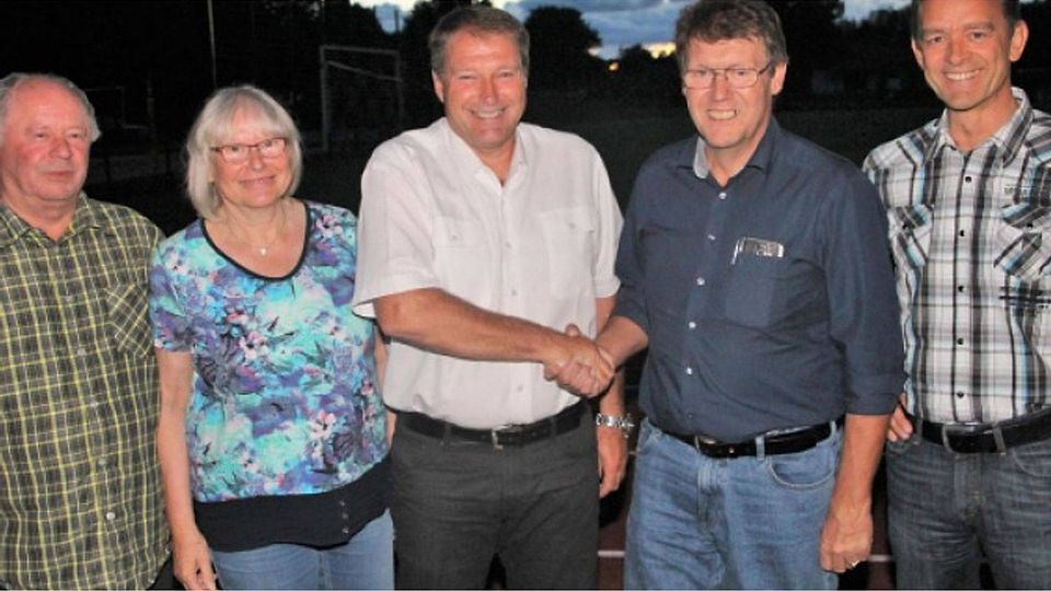 Der FC Kluftern ist neu aufgestellt: Alexander Ebe (Dritter von links) gratuliert seinem Nachfolger Heiko Griebel (Zweiter von rechts). Reinhard Näther wird neuer Kassier, Barbara Kamleitner bleibt Schriftführerin, ebenso wie Robert Heske stellvertretender Vorsitzender (von links). Foto: mt