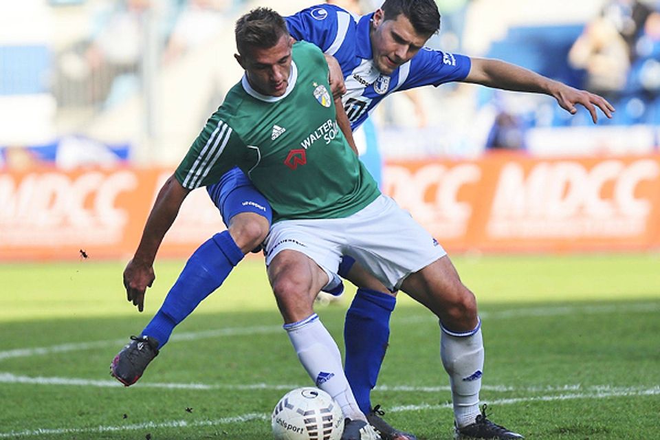 Einer der wenigen Startelf-Einsätze: im Traditionsduell gegen den 1. FC Magdeburg durfte Vitalij Lux (vorne) von Beginn an ran. F: Harbke