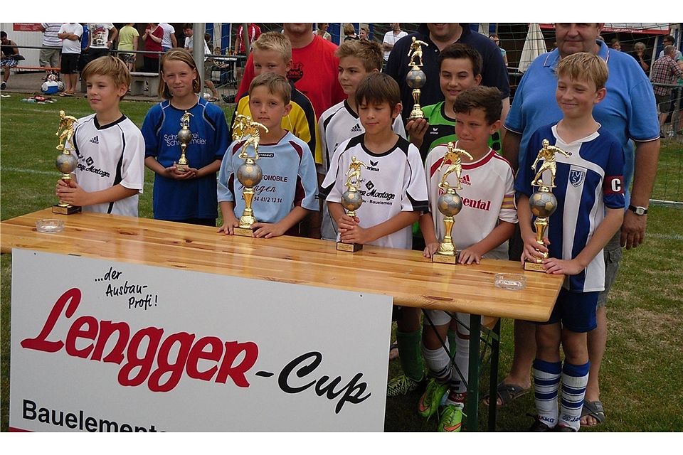 Bei der Preisverleihung (hier die E-Jugend) durfte jede Mannschaft durch ihren Kapitän einen Pokal mitnehmen.  Foto: privat