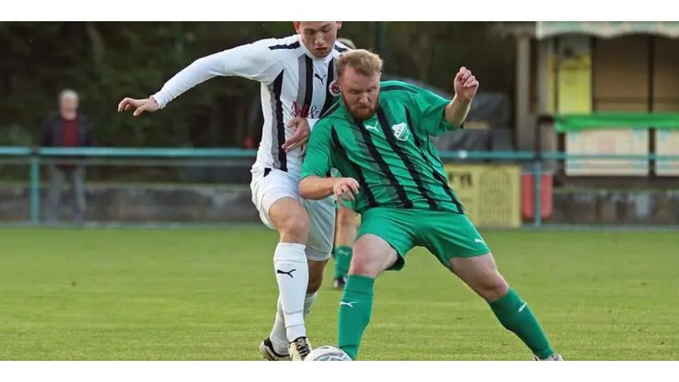 Nibelungen-Spieler Pascal Wolf (grünes Trikot), hier im Duell mit dem Pfeddersheimer Felix Born, tritt mit seiner Mannschaft künftig in B-Klasse an.